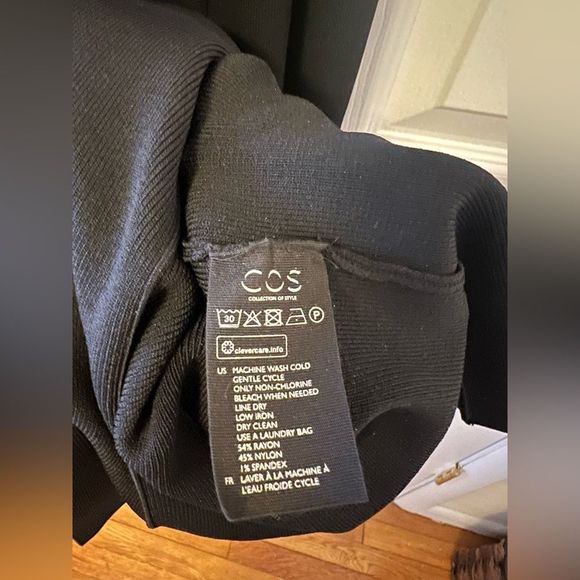 COS black v-neck knit dress - Picture 12 of 12